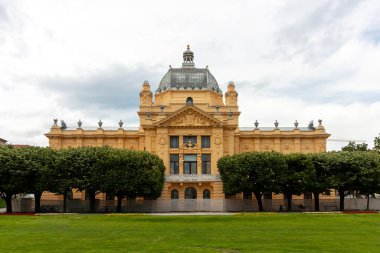 ZAGREB, CROATIA - 22 Mayıs 2025: Hırvatistan 'ın Zagreb kentindeki görkemli Sanat Pavyonu bulutlu bir gökyüzünün altında görkemli bir şekilde duruyor