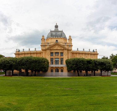 ZAGREB, CROATIA - 22 Mayıs 2025: Hırvatistan 'ın Zagreb kentindeki görkemli Sanat Pavyonu bulutlu bir gökyüzünün altında görkemli bir şekilde duruyor