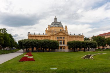 ZAGREB, CROATIA - 22 Mayıs 2025: Hırvatistan 'ın Zagreb kentindeki görkemli Sanat Pavyonu bulutlu bir gökyüzünün altında görkemli bir şekilde duruyor