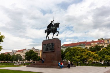 ZAGREB, CROATIA - 22 Mayıs 2025: Önemli bir tarihi eser olan Kral Tomislav 'ın görkemli binicilik heykeli Hırvatistan' ın Zagreb kentindeki önemli bir meydanda dimdik duruyor