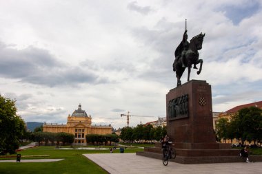 ZAGREB, CROATIA - 22 Mayıs 2025: Önemli bir tarihi eser olan Kral Tomislav 'ın görkemli binicilik heykeli Hırvatistan' ın Zagreb kentindeki önemli bir meydanda dimdik duruyor