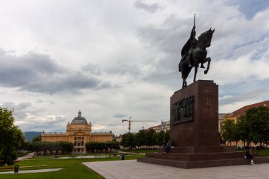 ZAGREB, CROATIA - 22 Mayıs 2025: Önemli bir tarihi eser olan Kral Tomislav 'ın görkemli binicilik heykeli Hırvatistan' ın Zagreb kentindeki önemli bir meydanda dimdik duruyor