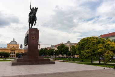 ZAGREB, CROATIA - 22 Mayıs 2025: Önemli bir tarihi eser olan Kral Tomislav 'ın görkemli binicilik heykeli Hırvatistan' ın Zagreb kentindeki önemli bir meydanda dimdik duruyor