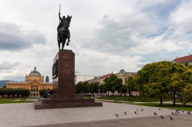 ZAGREB, CROATIA - 22 Mayıs 2025: Önemli bir tarihi eser olan Kral Tomislav 'ın görkemli binicilik heykeli Hırvatistan' ın Zagreb kentindeki önemli bir meydanda dimdik duruyor