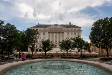 ZAGREB, CROATIA - 22 Mayıs 2025: Birden fazla su püskürten canlı bir çeşme, Kordon Zagreb Oteli 'nin zarif zeminine karşı dinamik bir zemin oluşturuyor
