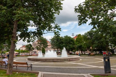 ZAGREB, CROATIA - 22 Mayıs 2025: Hırvatistan 'ın Zagreb kentinde büyüleyici bir kent meydanının başyapıtı olarak, birden fazla su akışına sahip güzel bir dairesel çeşme görev yapıyor