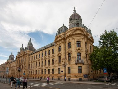 ZAGREB, CROATIA - 22 Mayıs 2025: Tarihsel Avrupa mimarisinin özelliği olan büyük ve süslü sarı bir bina