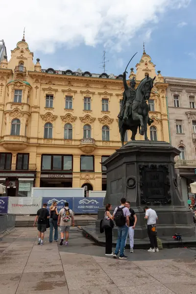 ZAGREB, CROATIA - 22 Mayıs 2025: Ban Josip Jelasich 'in ikonik binicilik heykeli, önemli bir tarihi şahsiyet, klasik Avrupa mimarisinin arka planına karşı gururla önplanda duruyor
