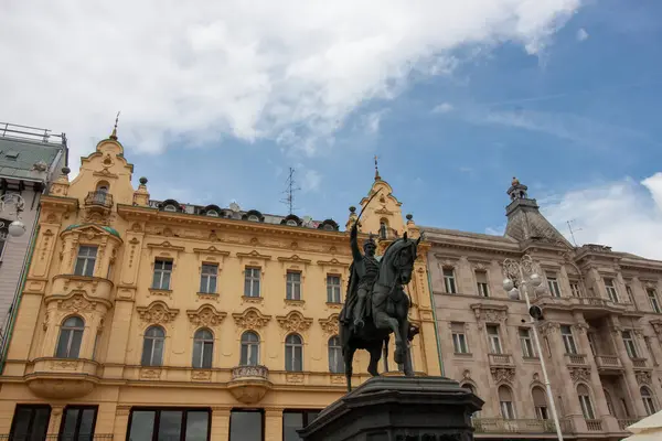 ZAGREB, CROATIA - 22 Mayıs 2025: Ban Josip Jelasich 'in ikonik binicilik heykeli, önemli bir tarihi şahsiyet, klasik Avrupa mimarisinin arka planına karşı gururla önplanda duruyor