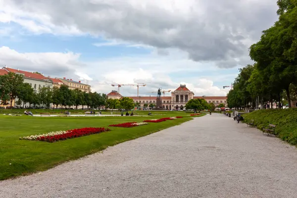 ZAGREB, CROATIA - 22 Mayıs 2025: Hırvatistan 'ın Zagreb kentindeki güzel bir şehir parkının geniş ve manzaralı bir manzarası
