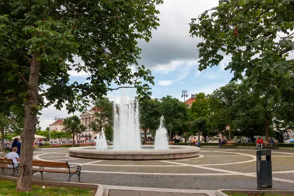 ZAGREB, CROATIA - 22 Mayıs 2025: Hırvatistan 'ın Zagreb kentinde büyüleyici bir kent meydanının başyapıtı olarak, birden fazla su akışına sahip güzel bir dairesel çeşme görev yapıyor