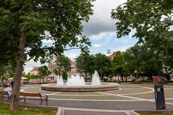ZAGREB, CROATIA - 22 Mayıs 2025: Hırvatistan 'ın Zagreb kentinde büyüleyici bir kent meydanının başyapıtı olarak, birden fazla su akışına sahip güzel bir dairesel çeşme görev yapıyor