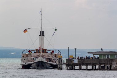 LANGENARJEN, GERMANY - 8 Haziran 2025 Constance Gölü üzerindeki eşsiz tarihi buharlı gemi Hohentwiel