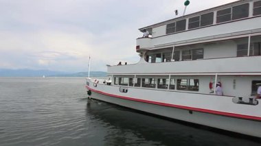 LANGENARGEN, GERMANY - 8 Haziran 2025: Langenargen 'deki klasik bir yolcu gemisi, resimli Constance Gölü üzerinde bulunan rıhtımdan incelikle ayrılır (Bodensee)