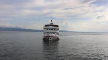 LANGENARGEN, GERMANY - 8 Haziran 2025: Zarif yolcu gemisi 