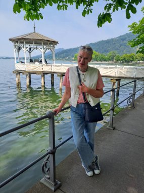 Turizm içeriği illüstrasyonu. Bodensee 'nin manzarası çok güzel. Avusturya, Bregenz 'de olgun bir kadının tatili