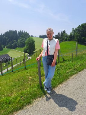 Turizm içeriği illüstrasyonu. Bregenz 'deki Pfaender Dağı' nın manzarası çok güzel. Avusturya, Bregenz 'de olgun bir kadının tatili