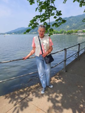 Turizm içeriği illüstrasyonu. Bodensee 'nin manzarası çok güzel. Avusturya, Bregenz 'de olgun bir kadının tatili