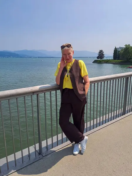 Turizm içeriği illüstrasyonu. Bodensee 'deki köprü manzarası çok güzel. Almanya, Lindau 'da olgun bir kadının tatili