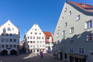 LINDAU, GERMANY - 26 HAZİRAN 2025: Eski Lindau kasabasında canlı ve karakteristik bir sokak sahnesi, açık mavi gökyüzü altında geleneksel Avrupa mimarisini sergiliyor