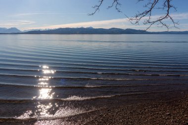 Açık bir günde Almanya 'nın Lindau kentinden Constance Gölü' nün (Bodensee) huzurlu manzarası