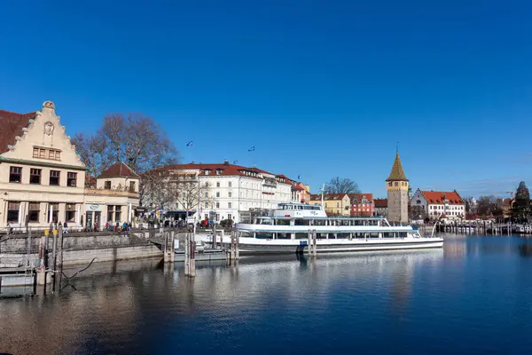 LINDAU, GERMANY - 26 HAZİRAN 2025: Lindau Gölü 'nün Constance Gölü üzerindeki panoramik manzarası, açık, parlak mavi bir gökyüzü altında