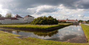MÜZİK, GERMANY - 17 MAYIS 2025: Geniş açılı manzara manzarası Nemfenburg Sarayı 'nın Münih, Almanya' da, parçalı bulutlu bir günde