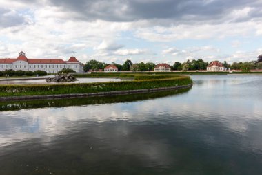 Almanya 'nın Münih kentindeki muhteşem Nymphenburg Sarayı' nda geniş açılı resmi göl manzarası