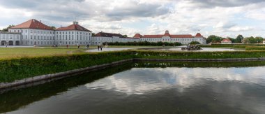 Almanya 'nın Münih kentindeki muhteşem Nymphenburg Sarayı' nda geniş açılı resmi göl manzarası