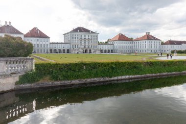 Almanya 'nın Münih kentindeki muhteşem Nymphenburg Sarayı' nda geniş açılı resmi göl manzarası
