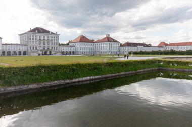 Almanya 'nın Münih kentindeki muhteşem Nymphenburg Sarayı' nda geniş açılı resmi göl manzarası