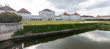 Almanya 'nın Münih kentindeki muhteşem Nymphenburg Sarayı' nda geniş açılı resmi göl manzarası