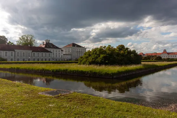 MÜZİK, GERMANY - 17 MAYIS 2025: Geniş açılı manzara manzarası Nemfenburg Sarayı 'nın Münih, Almanya' da, parçalı bulutlu bir günde