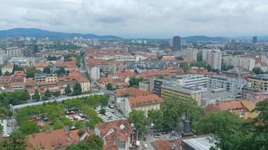 Ljubljana, Slovenya 'nın canlı şehir manzarasını, Ljubljana Kalesi' nden gelen füniküler inişin perspektifinden yansıtan geniş açılı bir bakış açısı