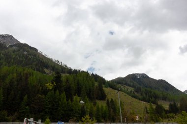 Flachau, Salzburg 'daki ünlü Landzeit Tauernalm mola yerinden alınan Avusturya Alpleri' nin dramatik ve ilham verici bir görüntüsü.