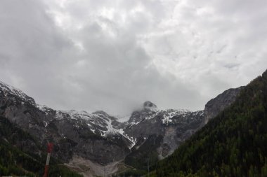 Flachau, Salzburg 'daki ünlü Landzeit Tauernalm mola yerinden alınan Avusturya Alpleri' nin dramatik ve ilham verici bir görüntüsü.