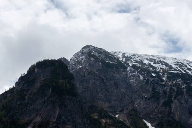 Flachau, Salzburg 'daki ünlü Landzeit Tauernalm mola yerinden alınan Avusturya Alpleri' nin dramatik ve ilham verici bir görüntüsü.