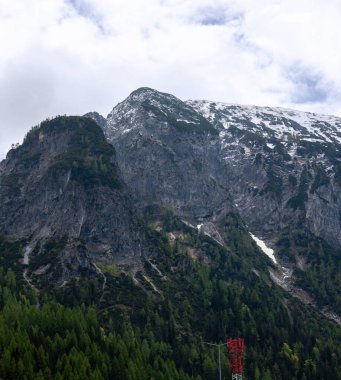 Flachau, Salzburg 'daki ünlü Landzeit Tauernalm mola yerinden alınan Avusturya Alpleri' nin dramatik ve ilham verici bir görüntüsü.
