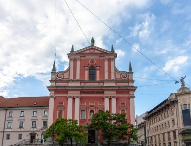 Fransisken Annunciation Kilisesi 'nin (Meryem' in Annunciation Kilisesi) canlı pembe cephesi, Slovenya 'nın Ljubljana kentinde yer alan Preseren Meydanı' nda yer alıyor.