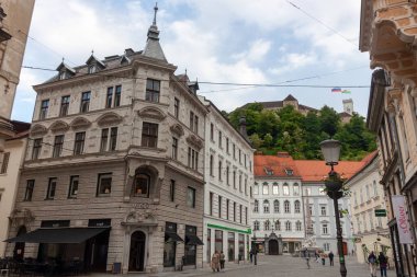LJUBLJANA, SLOVENIA - 18 Mayıs 2025: Ljubljana, Slovenya 'da büyüleyici bir sokak sahnesi, kentin tarihi merkezinin mimari güzelliğini ve canlı atmosferini yakalıyor