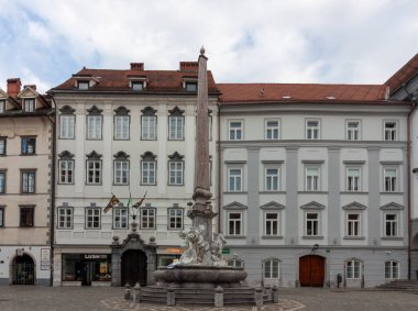 LJUBLJANA, SLOVENIA - 18 Mayıs 2025: Slovenya 'nın Ljubljana kentindeki Mestni Trg (Kasaba Meydanı)' nda yer alan ikonik Robba Çeşmesi 'ni (Üç Carniolan Nehrinin Pınarı) gösteren klasik geniş bir çekim