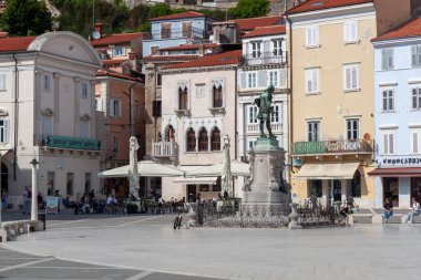 PIRAN, SLOVENIA - 19 Mayıs 2025: Piran, Slovenya 'da Tartini Meydanı' nın (Tartinijev trg) canlı ve karakteristik bir görüntüsü, güneş ışığıyla yıkandı
