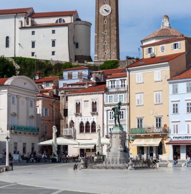 PIRAN, SLOVENIA - 19 Mayıs 2025: Piran, Slovenya 'da Tartini Meydanı' nın (Tartinijev trg) canlı ve karakteristik bir görüntüsü, güneş ışığıyla yıkandı