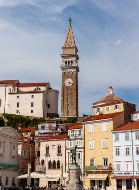 PİRAN, SLOVENIA - 19 Mayıs 2025: Piran, Slovenya 'nın ikonik dikey görüntüsü, tarihi Tartini Meydanı' nı gözler önüne seriyor.