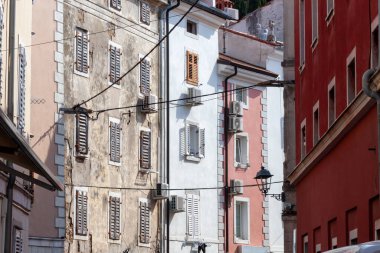 Slovenya 'nın tarihi Piran kasabasındaki büyüleyici ve eski binaların yakın plan mimari ayrıntılı bir çekimi.