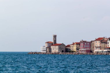 PİRAN, SLOVENIA - 19 Mayıs 2025: Adriyatik Denizi 'nden resimli eski kenti gözler önüne seren Piran, Slovenya' nın canlı bir panoramik manzarası
