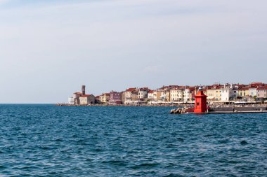 PİRAN, SLOVENIA - 19 Mayıs 2025: Adriyatik Denizi 'nden resimli eski kenti gözler önüne seren Piran, Slovenya' nın canlı bir panoramik manzarası