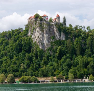 Bled Castle, bir ortaçağ kalesi, Slovenya Bled Gölü 'ne bakan sarp bir uçurumun üzerinde görkemli bir şekilde duruyor.