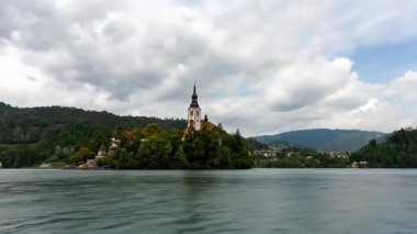 Kutsal Bakire Meryem 'in Bled Gölü üzerindeki Kutsal Hacı Kilisesi' ne İHA uçuşu.