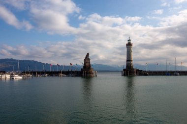 Almanya, Constance Gölü 'ndeki Lindau limanının bulutlu gökyüzünün altında panoramik bir görüntüsü